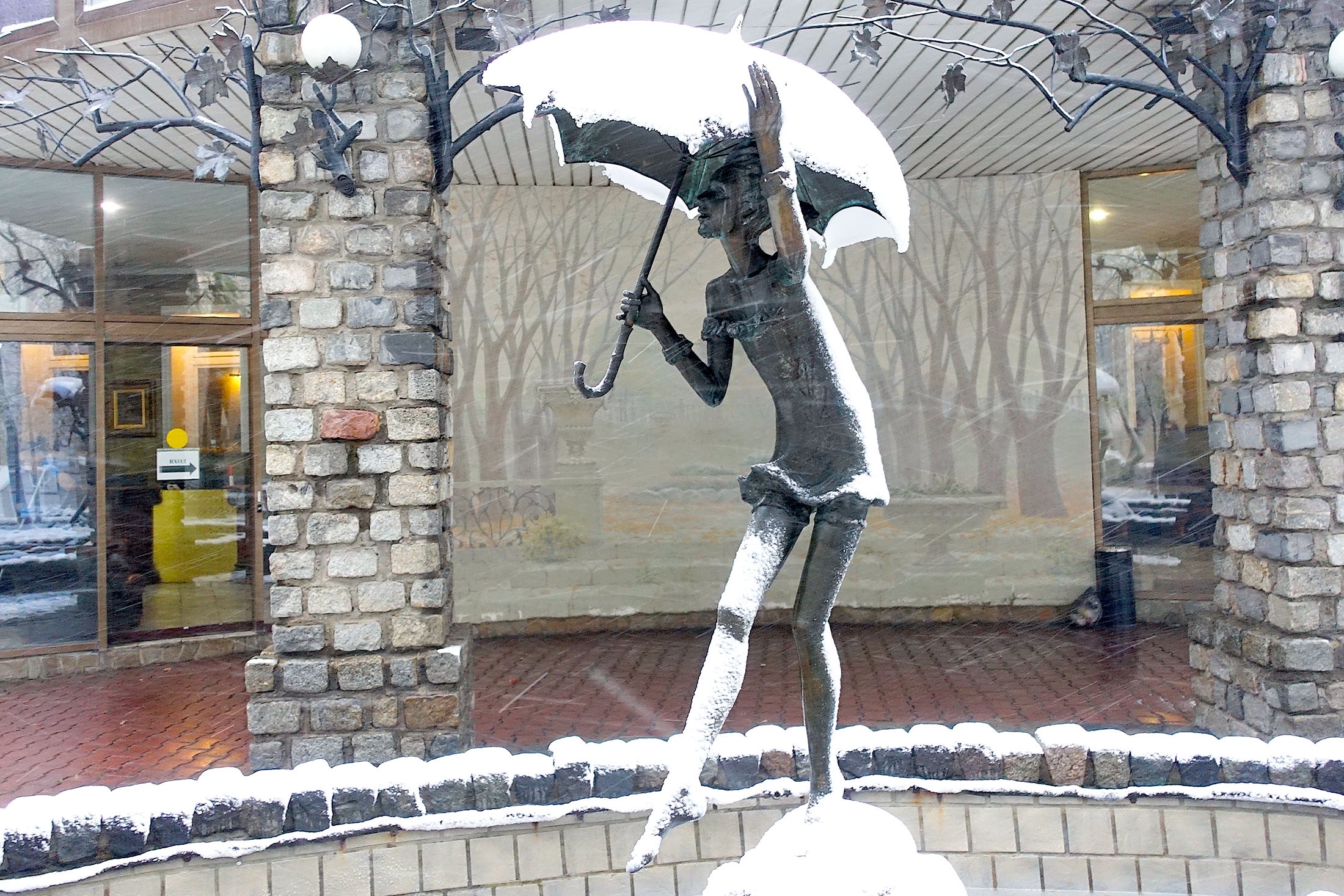 Это скульптура на фонтане. Его уже готовили к скорому запуску, но тут пошел апрельский снег.