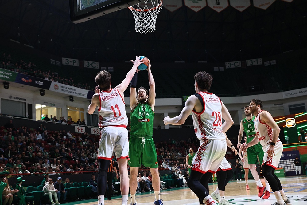 МБА-МАИ (игроки в светлой форме) ничего не смог противопоставить УНИКСу в Казани.