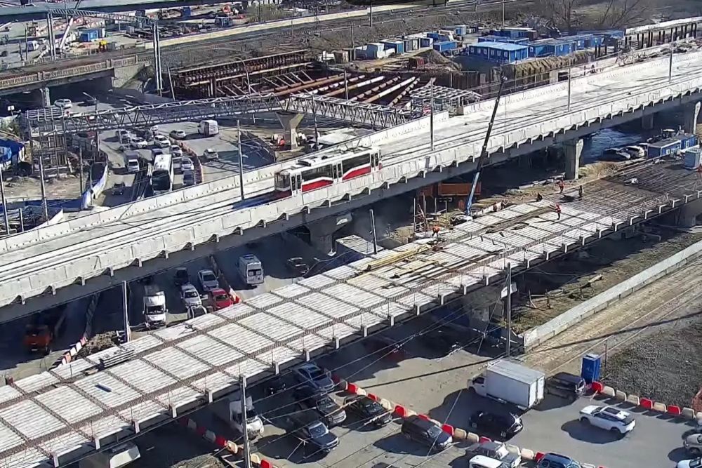 Перевод трамваев с наземных путей на эстакаду занял три дня,
потребовавшихся для переключения контактных линий.