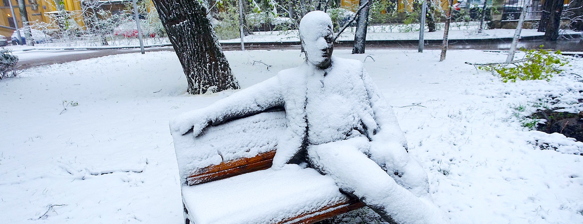 Неприметная скульптура в тихом дворе в центре Москвы сегодня выглядела так.