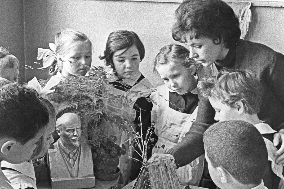 Преподаватель Роза Бархатова во время занятия, посвященного Ленину, с воспитанниками московской школы-интерната №69. 1964 год.