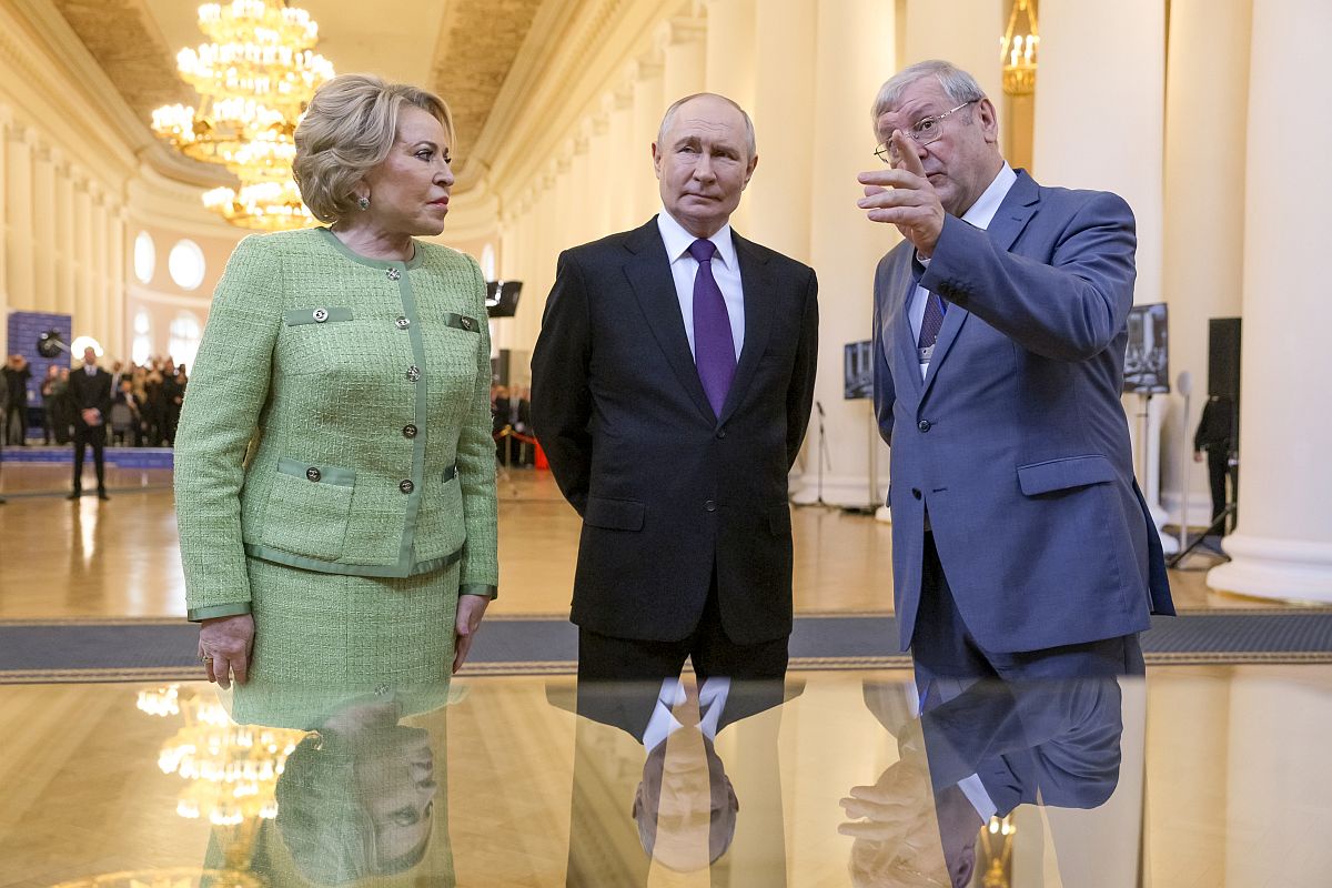 Президент РФ Владимир Путин во время осмотра выставки, приуроченной к 120-летию российского парламентаризма, в Таврическом дворце в Санкт-Петербурге. Слева: председатель Совета Федерации РФ Валентина Матвиенко. Справа: руководитель Федерального архивного агентства Андрей Артизов.