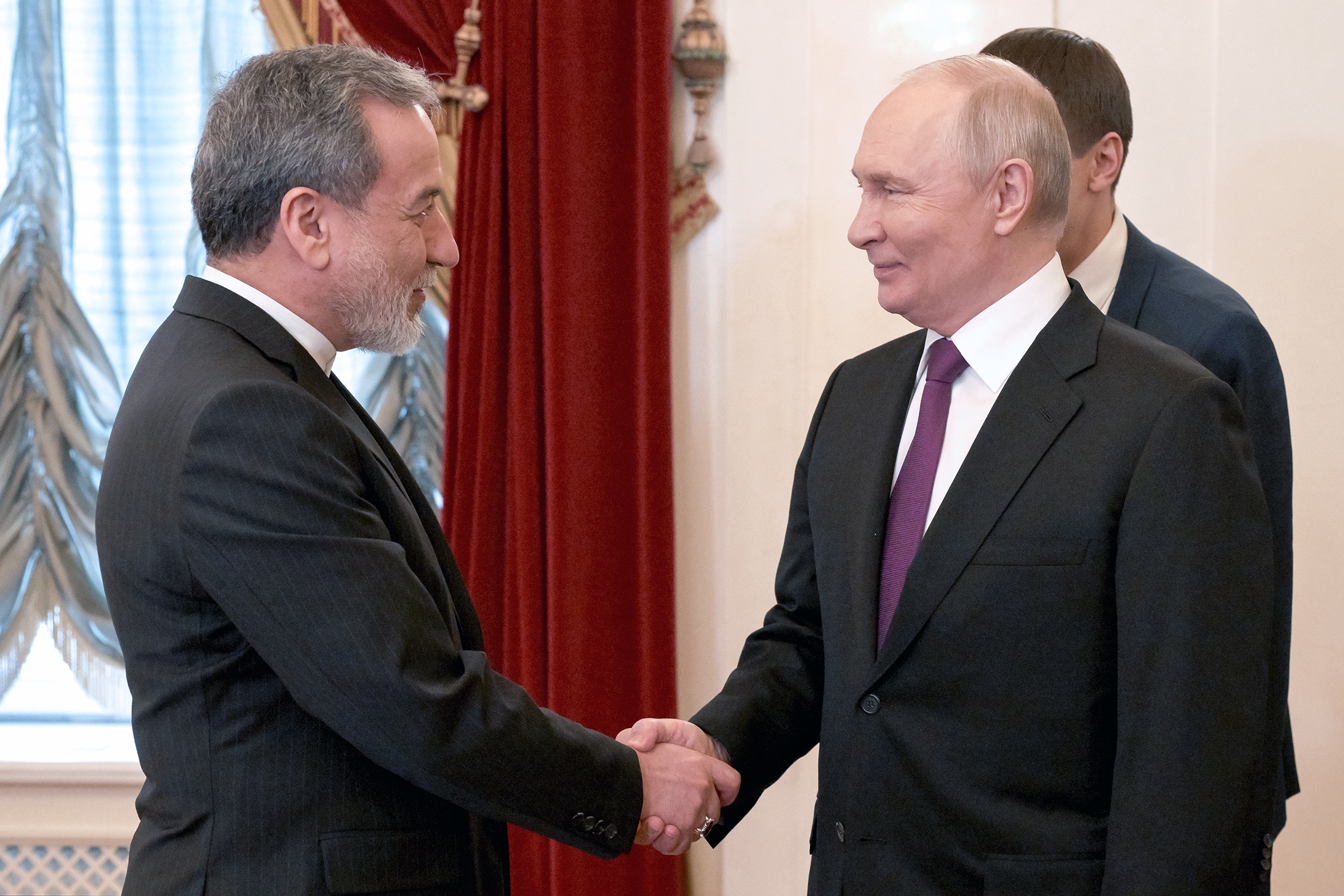 Президент РФ Владимир Путин и специальный представитель президента Ирана, министр иностранных дел Ирана Аббас Аракчи во время встречи в Санкт-Петербурге. Президент РФ Владимир Путин и специальный представитель президента Ирана, министр иностранных дел Ирана Аббас Аракчи во время встречи в Санкт-Петербурге.