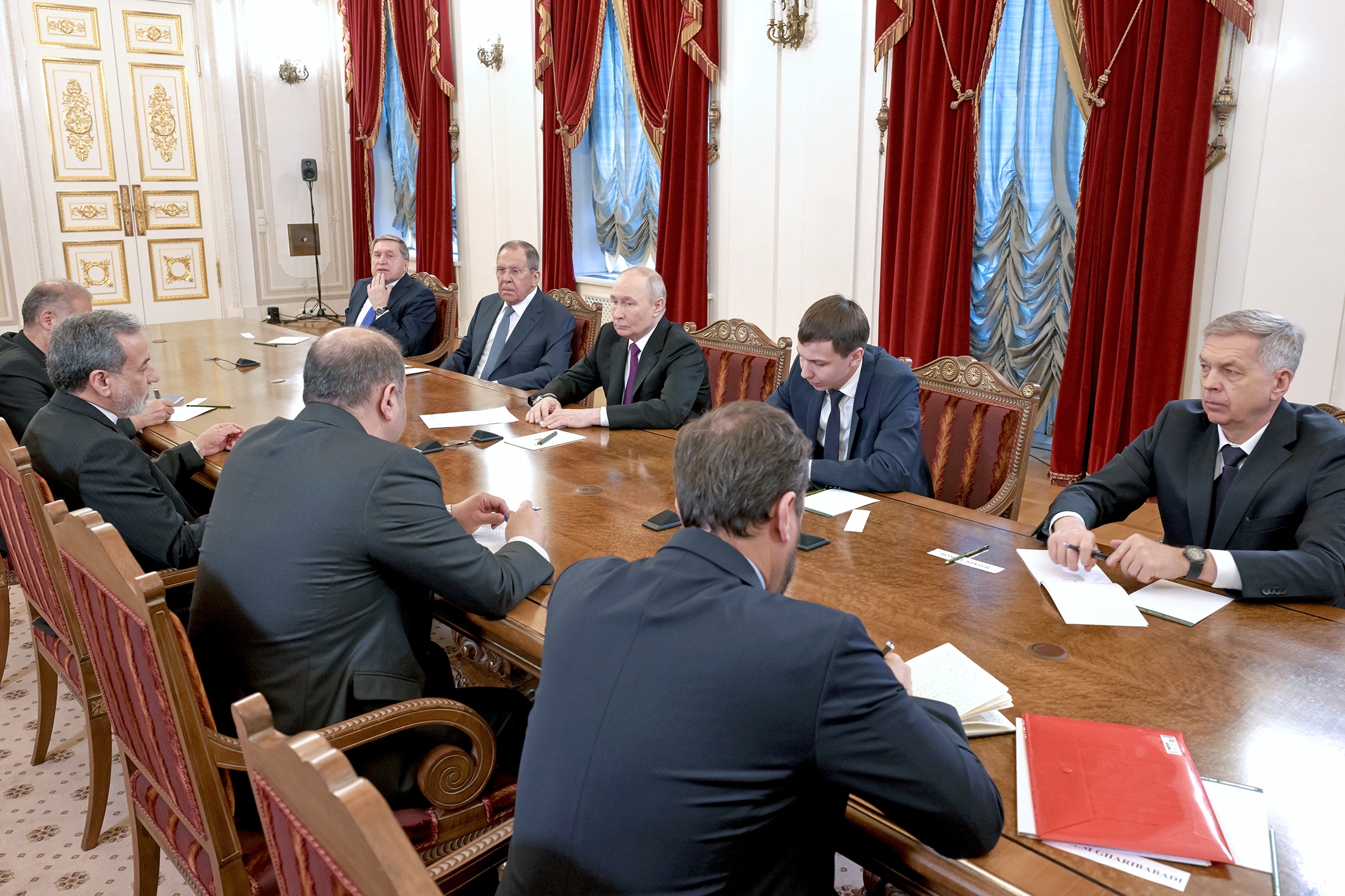 Владимир Путин и специальный представитель президента Ирана, министр иностранных дел Ирана Владимир Путин и специальный представитель президента Ирана, министр иностранных дел Ирана