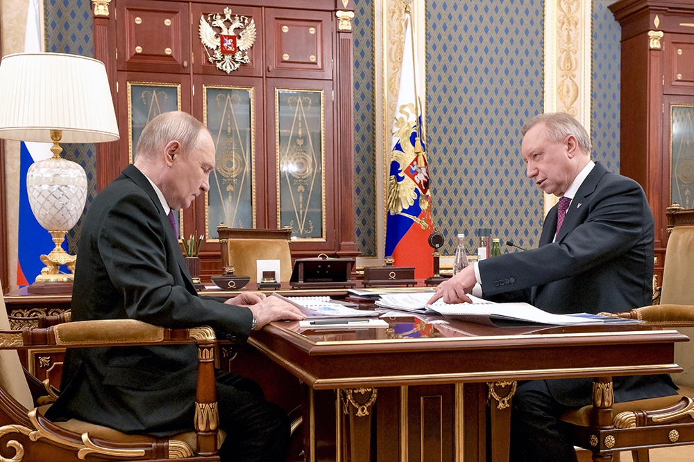 Владимир Путин и губернатор Санкт-Петербурга Александр Беглов во время встречи в Санкт-Петербурге. Владимир Путин и губернатор Санкт-Петербурга Александр Беглов во время встречи в Санкт-Петербурге.