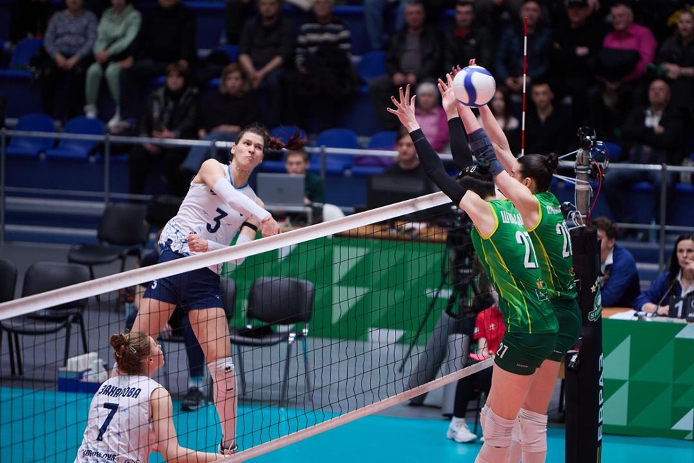 Турнир в Москве откроется матчем питерской "Корабелки" (игроки в светлой форме) и "Уралочки".