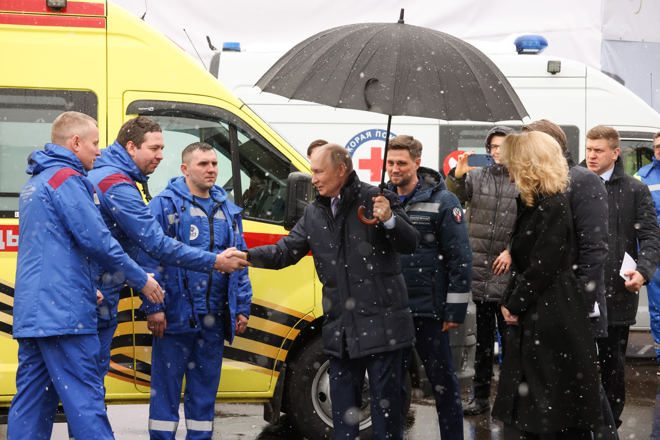 Владимир Путин приехал в Федеральный центр медицины катастроф в суровую московскую погоду.