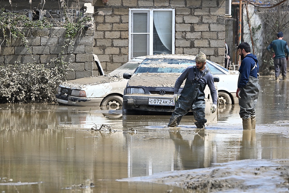 После разрушения переполненной дамбы Геджухского водохранилища поток устремился в близлежащие поселки, среди которых наиболее пострадала Мамедкала.
