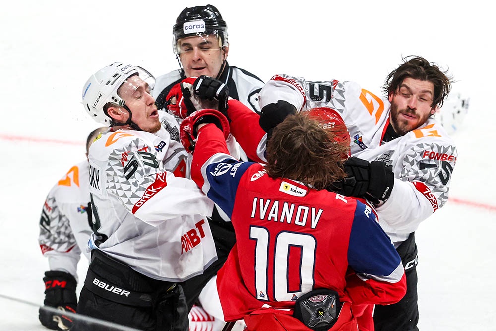 Во втором матче серии "Локомотив" - "Авангард" дрались не меньше, чем играли в хоккей.