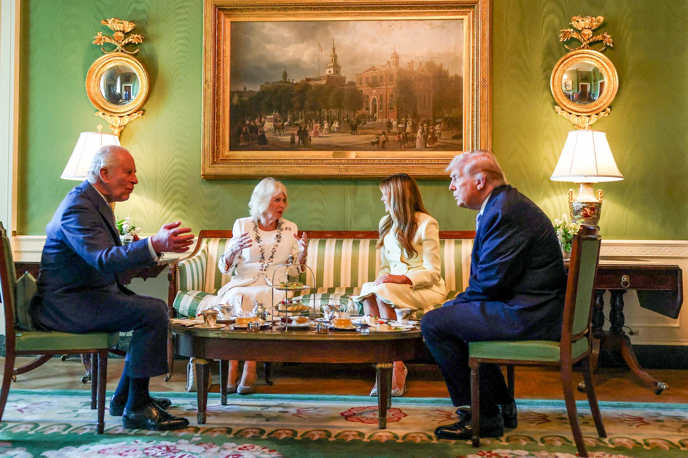 Когда настало время "файф-о-клок", послеобеденное традиционное для Британии чаепитие король и президент провели по-семейному.