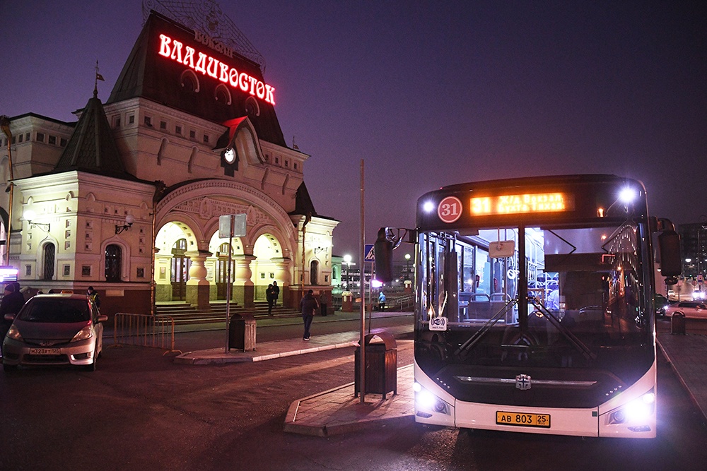 В центре города вечером еще можно дождаться автобуса. На окраинах - не всегда.