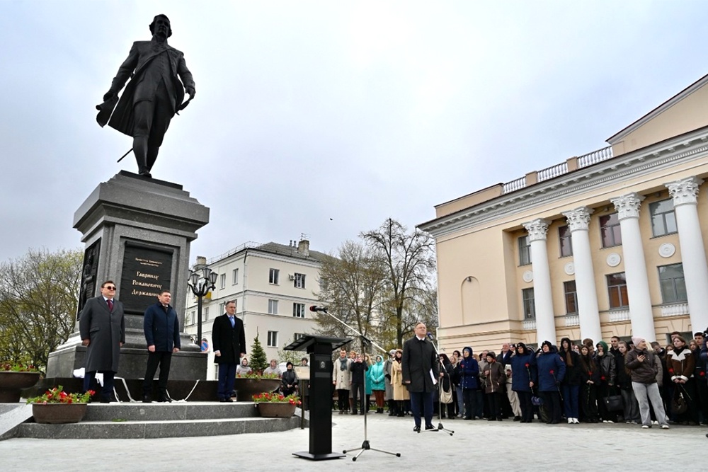 При Державине в Тамбове стали строить первые каменные здания, мостить улицы.