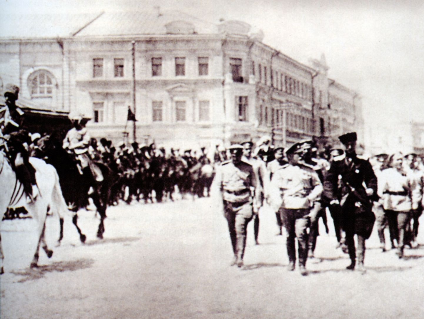 Генерал А. И. Деникин ( в центре) и генерал барон П. Н. Врангель (справа).