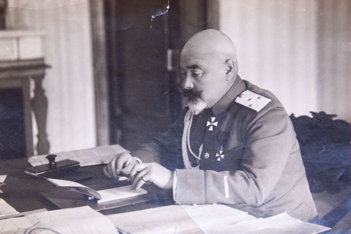 Генерал А.И. Деникин в своем кабинете Ставка. Могилев.