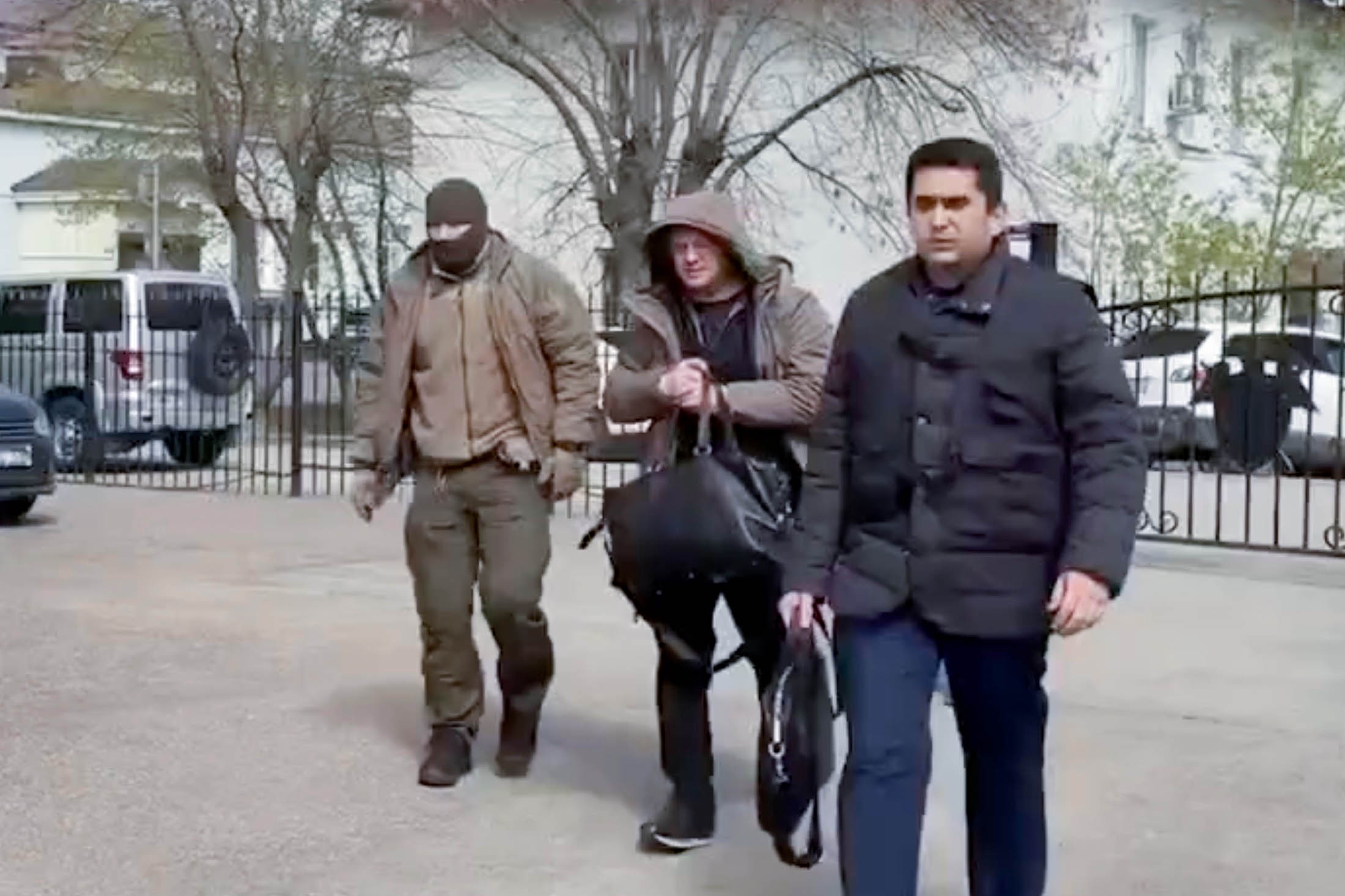 К следователю мэр Уфы (в центре) отправился в наручниках и в сопровождении сотрудников ФСБ.