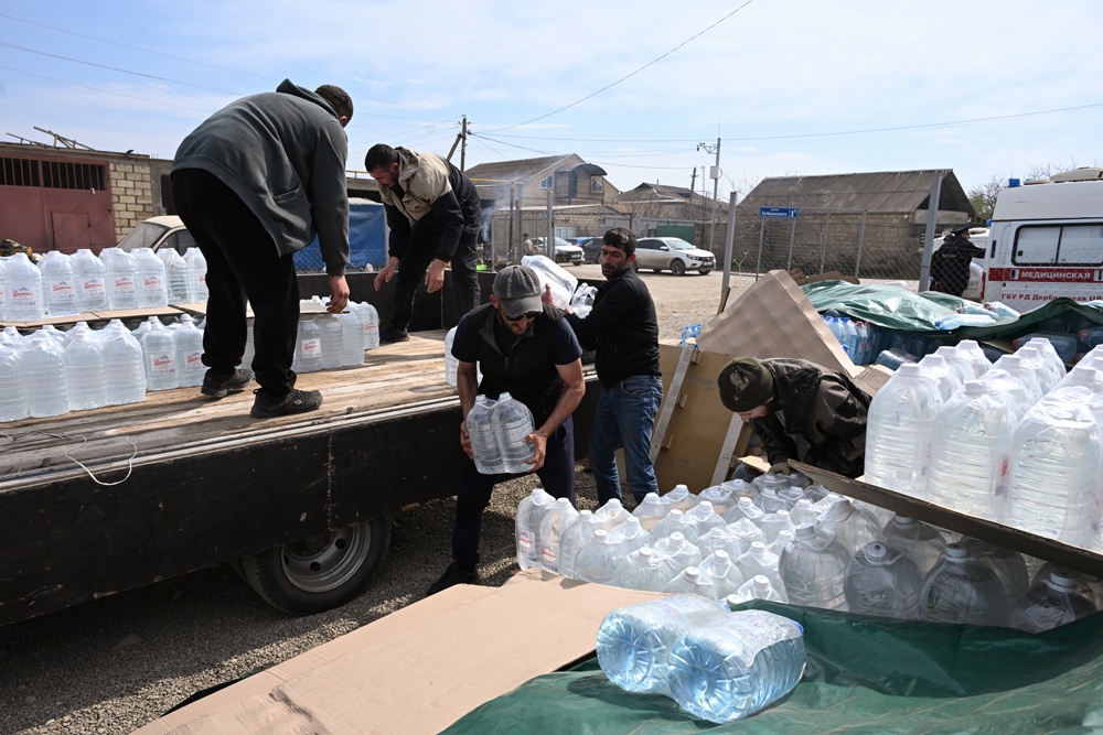 В Дагестан сейчас везут сотни тонн бутилированной воды, которая так необходима людям. Однако бутылки тоже нужно утилизировать