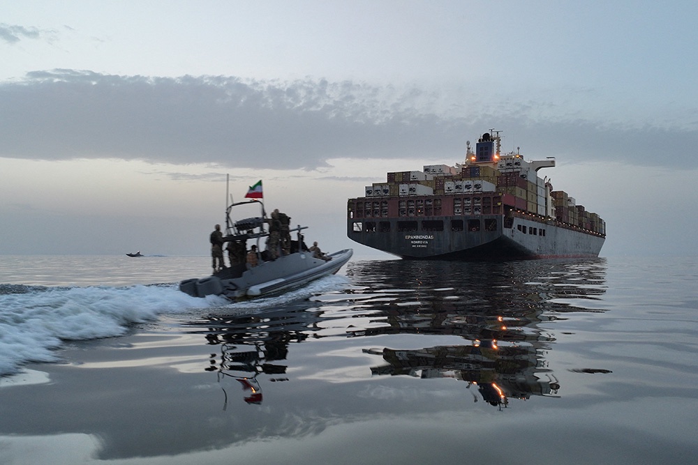 Иранские военные сопровождают торговые суда в Ормузском проливе. Если, конечно, те заплатили. 