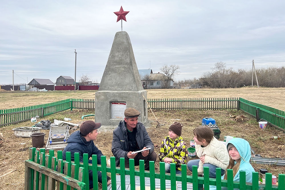Семен с детьми нашли 30 табличек с именами фронтовиков.