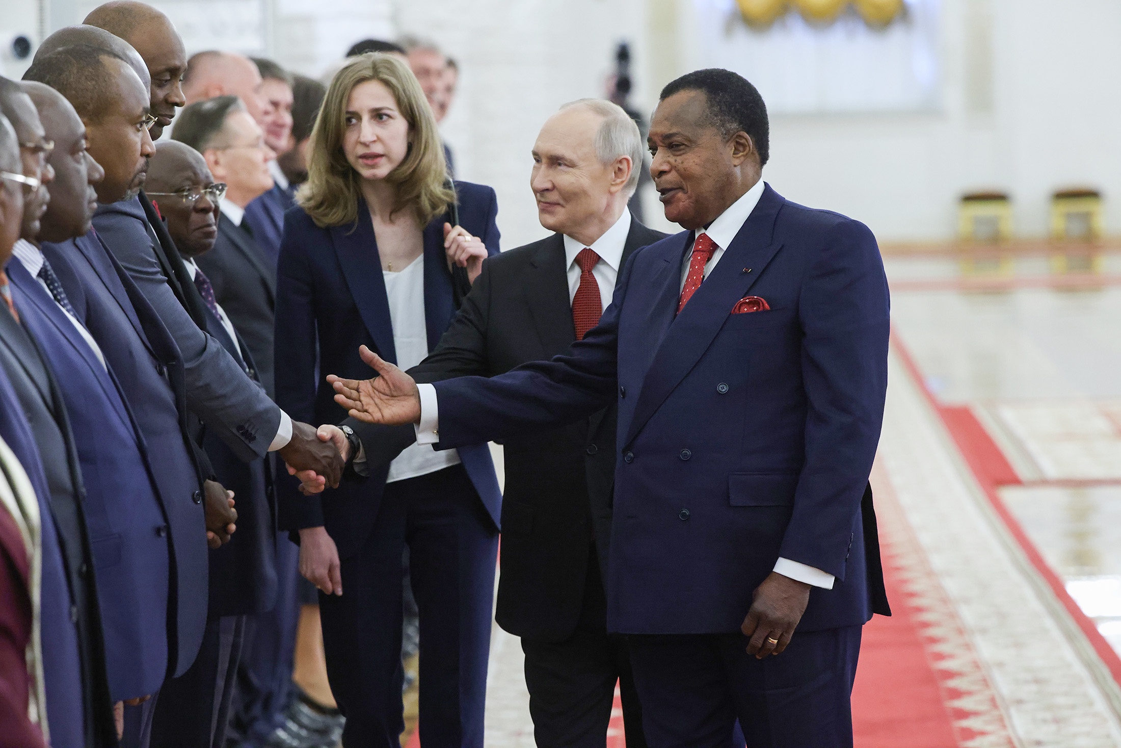 Владимир Путин и Дени Сассу-Нгессо во время церемонии представления делегаций.