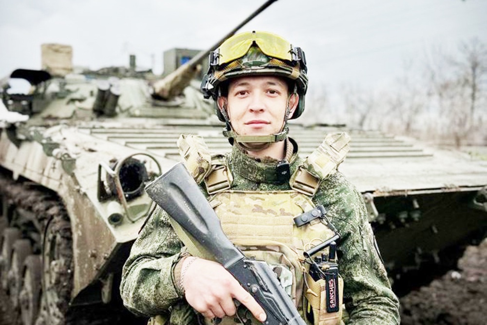 "Главное оружие солдата - его боевой дух", - говорит замполит штурмовой роты гвардии младший лейтенант Роберт Абдульманов.