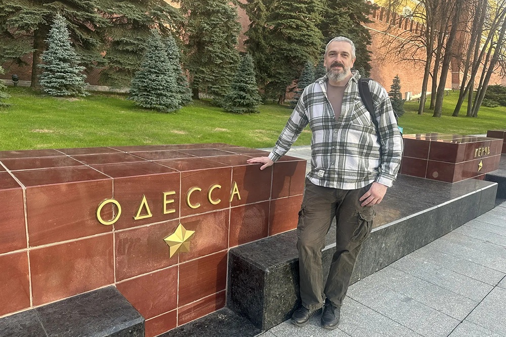 Ветеран СВО (позывной Стах) Руслан Долгошея в Александровском саду. Его родные в 1941 году защищали Одессу.