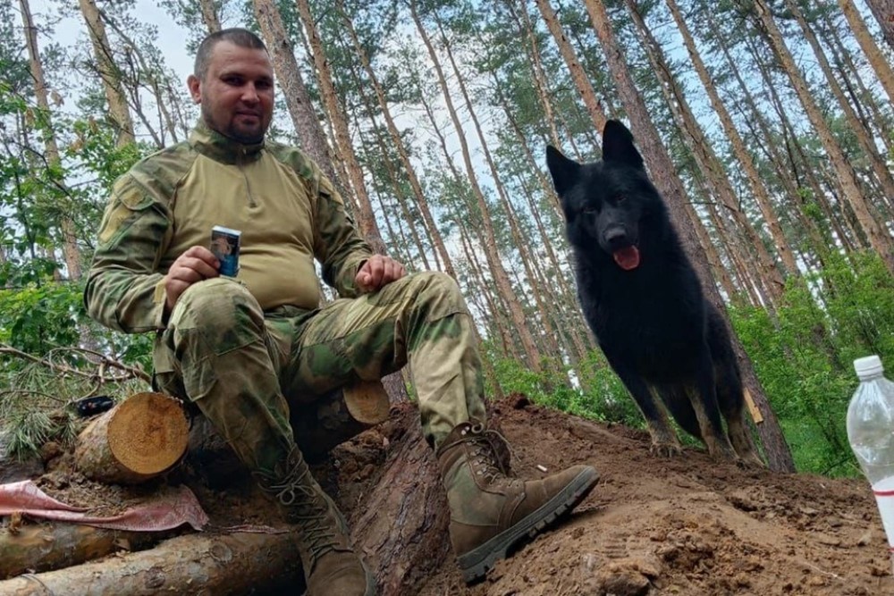 Пес Донбасс, спасший военных ценой своей жизни, и его хозяин Евгений.