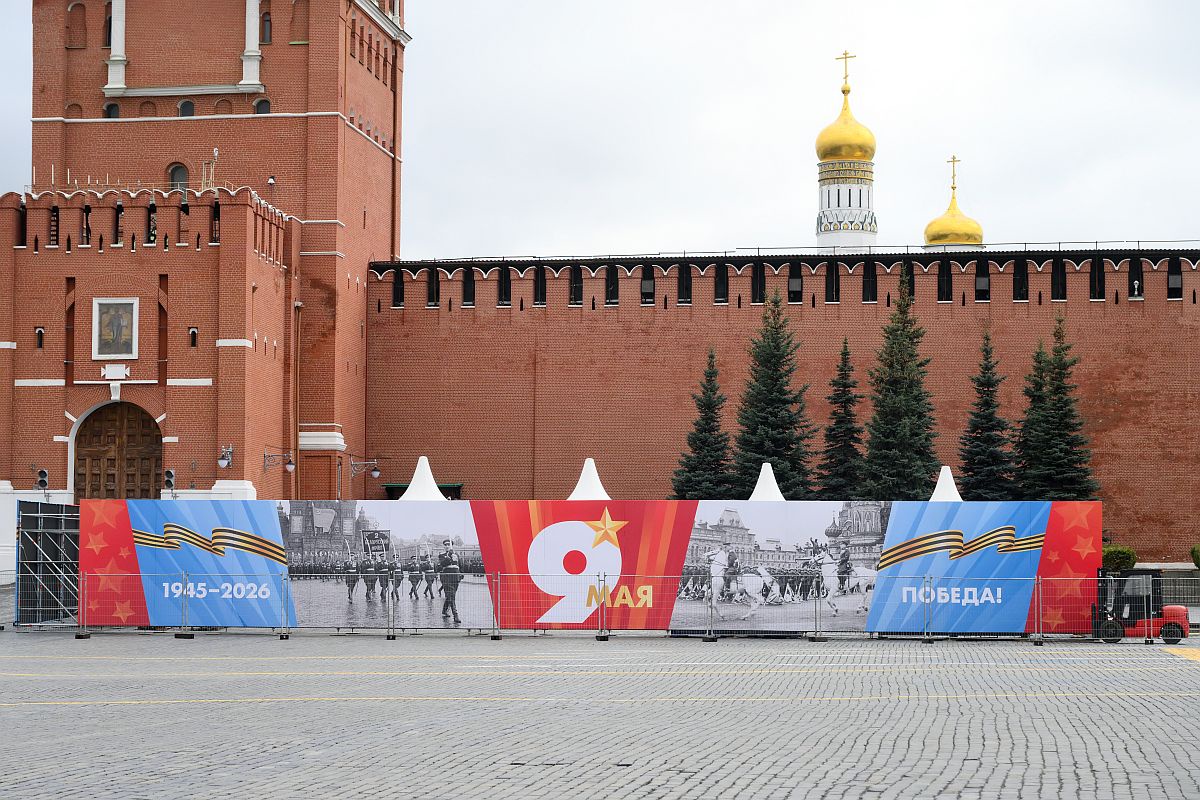 Монтаж праздничных декораций уже идет на Красной площади.