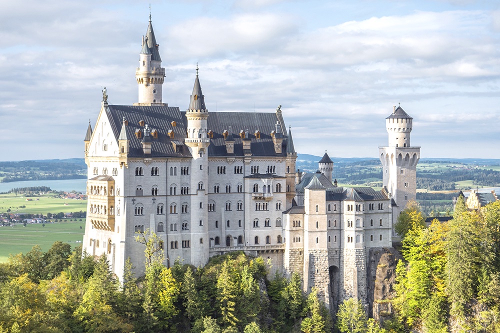 Самые красивые замки мира - не только символы Средневековья, но и архитектурные шедевры, дошедшие до нас через века. Замок Нойшванштайн в Германии. Cамые красивые старинных замков мира.