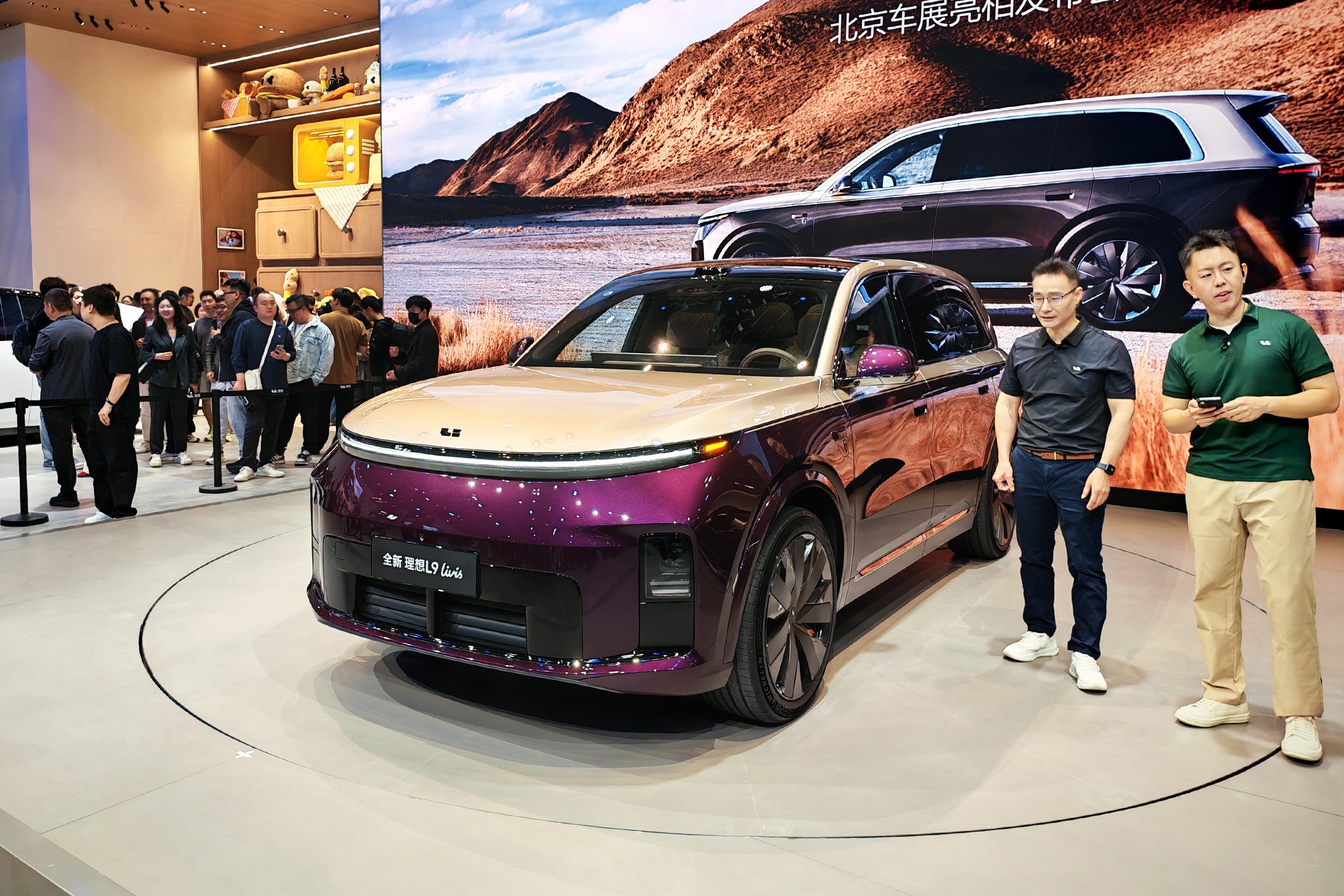Кроссовер Li Auto L9 Livis вызвал ажиотаж на автосалоне. Долгое время к нему нельзя было подступиться. Кроссовер Li Auto L9 Livis вызвал ажиотаж на автосалоне. Долгое время к нему нельзя было подступиться.