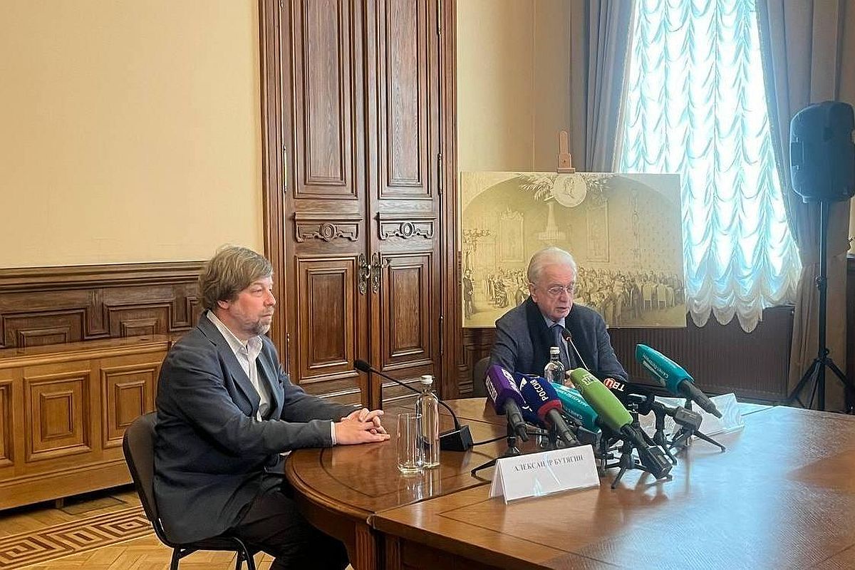 Археолог Александр Бутягин и генеральный директор Государственного Эрмитажа Михаил Пиотровский на пресс-конференции. Археолог Александр Бутягин и генеральный директор Государственного Эрмитажа Михаил Пиотровский на пресс-конференции.