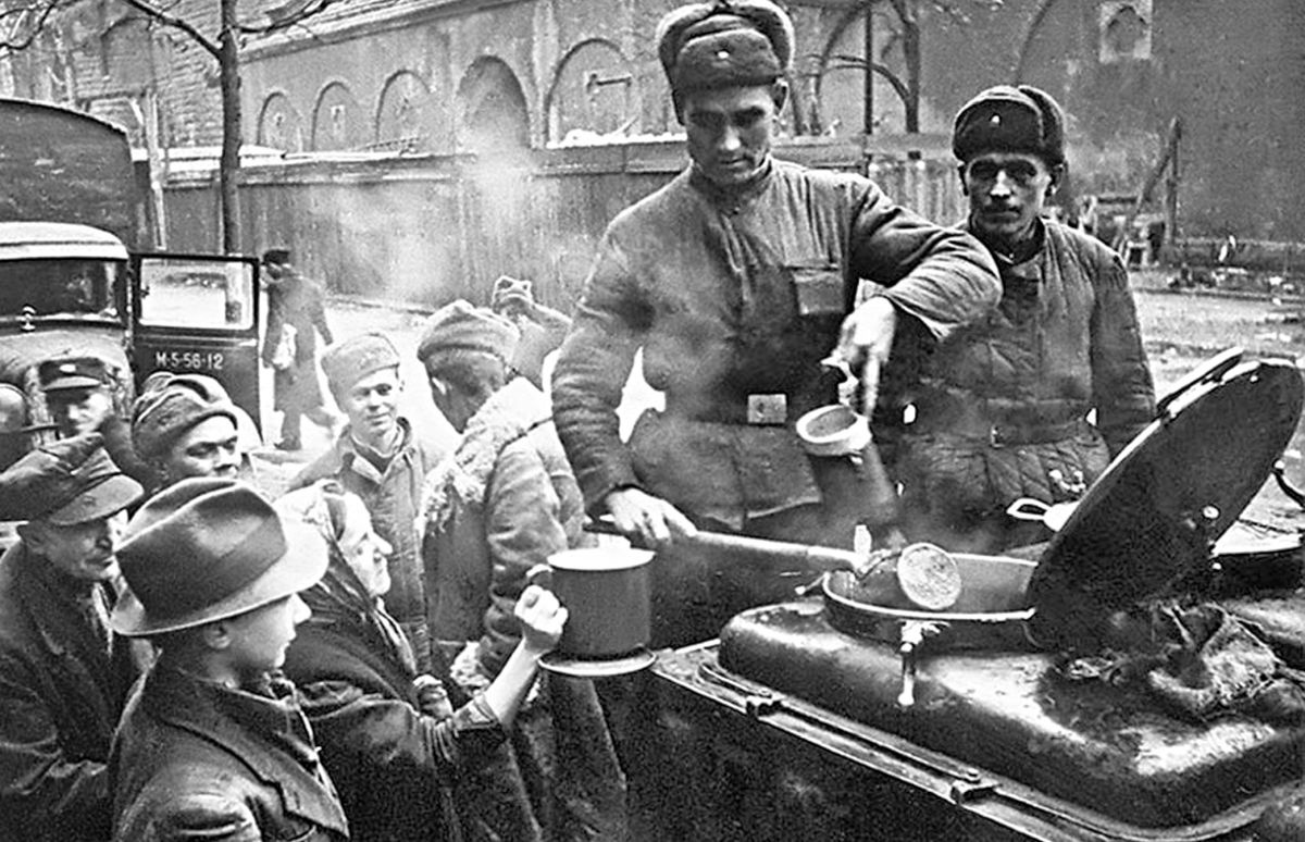 Раздача еды жителям Берлина. 1945 г
