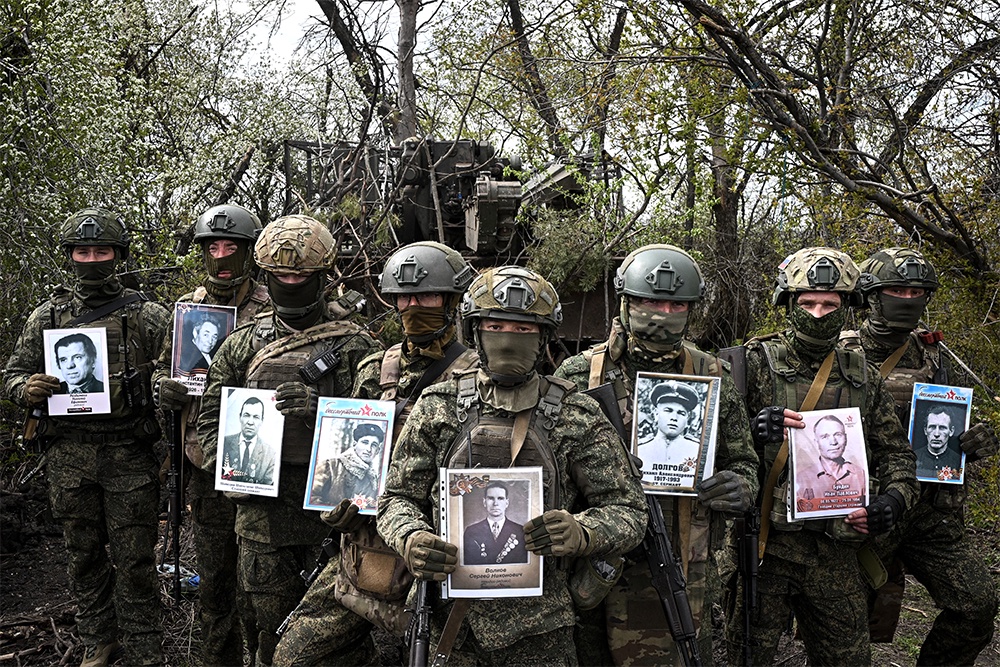 Артиллеристы 273-й бригады приняли участие в акции "Бессмертный полк" прямо на боевом посту.