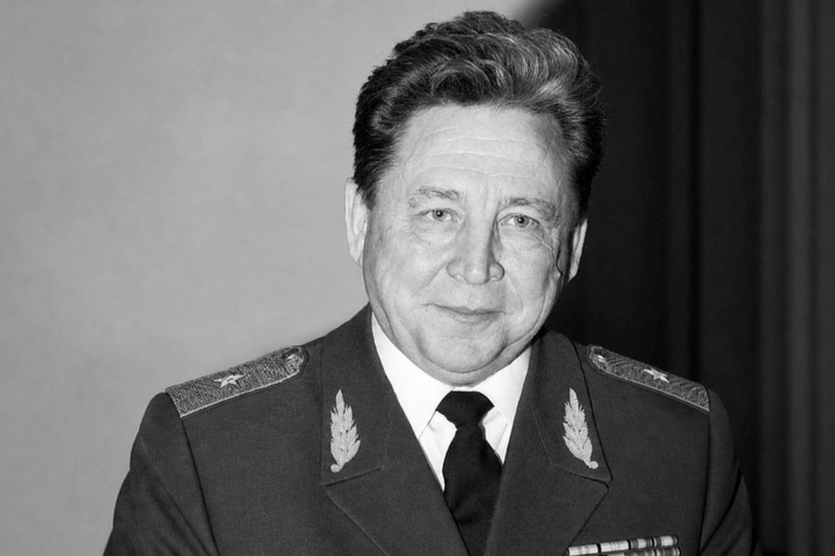 Генерал-полковник Станислав Петров найден мертвым в своей квартире в знаменитом Доме на набережной.