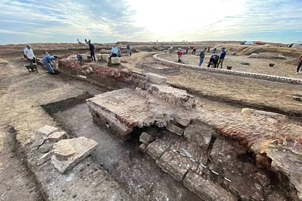 Для проведения ритуалов бассейн бассейн заполняли водой, смешанной с нильским илом. Для проведения ритуалов бассейн бассейн заполняли водой, смешанной с нильским илом.