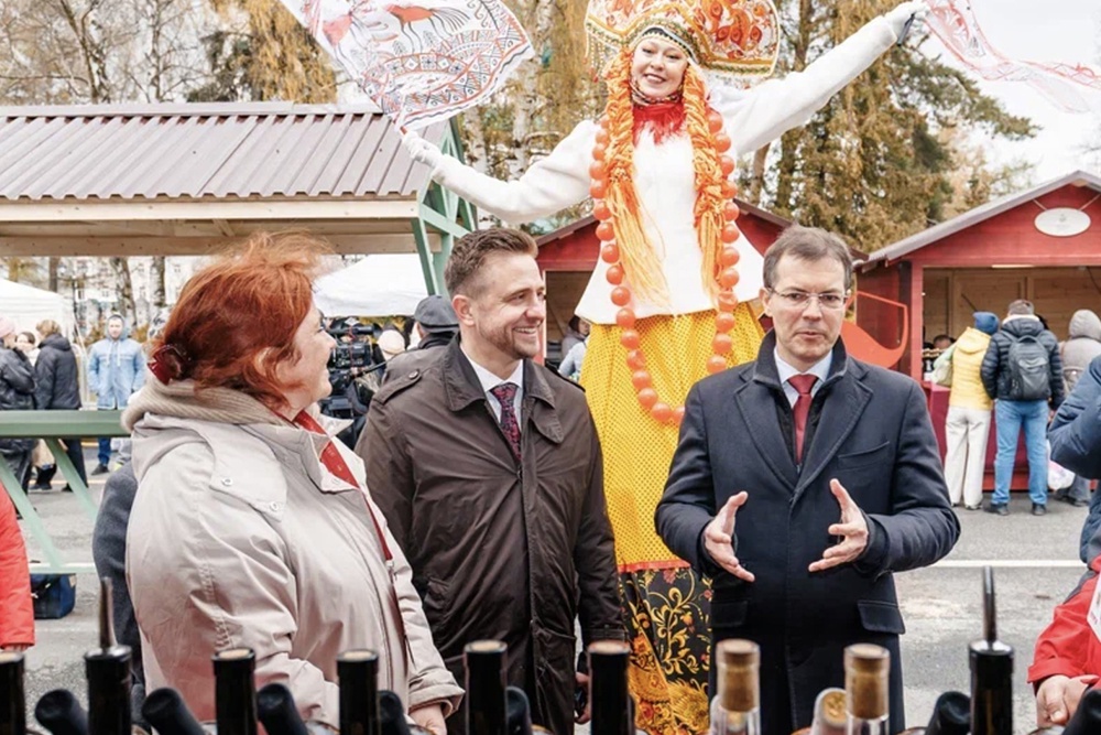 Свою продукцию на ярмарке в Ярославле представили 30 винодельческих хозяйств со всей страны.