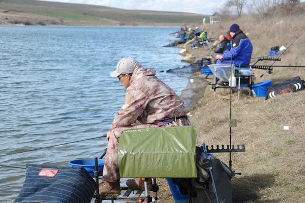 Спокойно посидеть с удочкой рыбакам можно далеко не у каждого водоема.