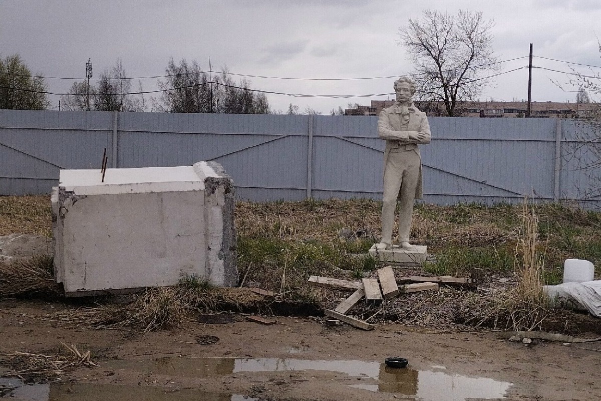 Памятник Пушкину случайно нашли на стройке, хотя в 2023 году сообщалось, что монумент отправлен на реставрацию.