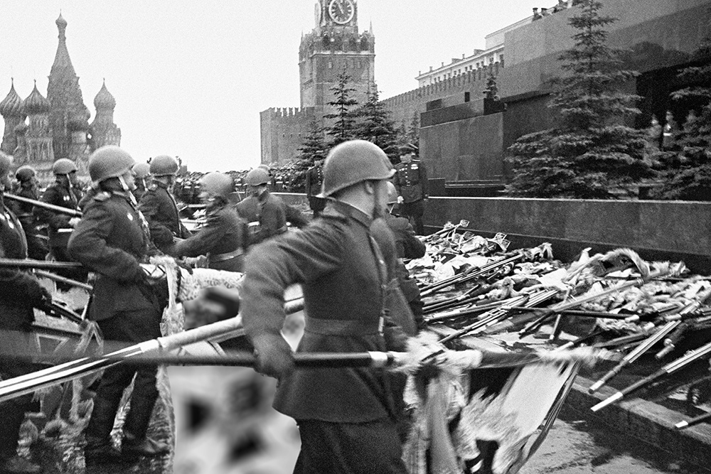 Вот такой Парад Победы не дает покоя современным нацистам в Европе.
