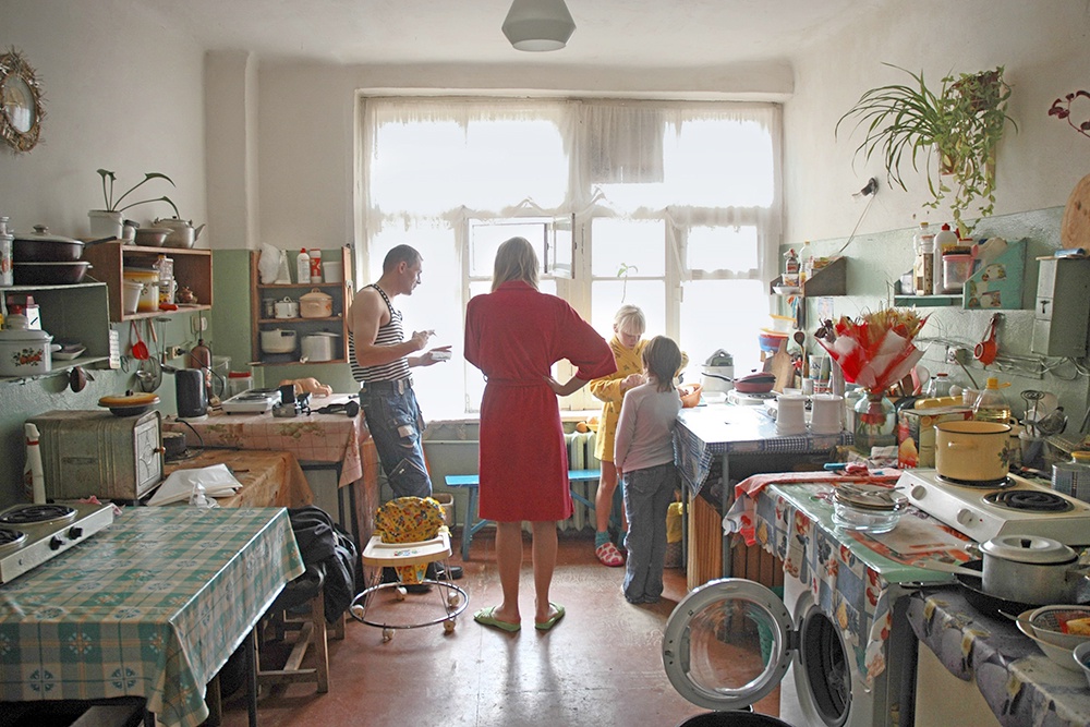 В советских коммуналках была особенная атмосфера. Но к ней сейчас вряд ли кто захочет вернуться. В советских коммуналках была особенная атмосфера. Но к ней сейчас вряд ли кто захочет вернуться.