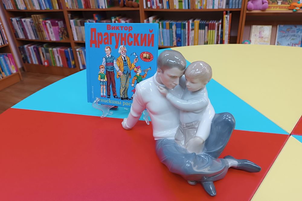 Испанский фарфор удивительно подошел к книге советского писателя