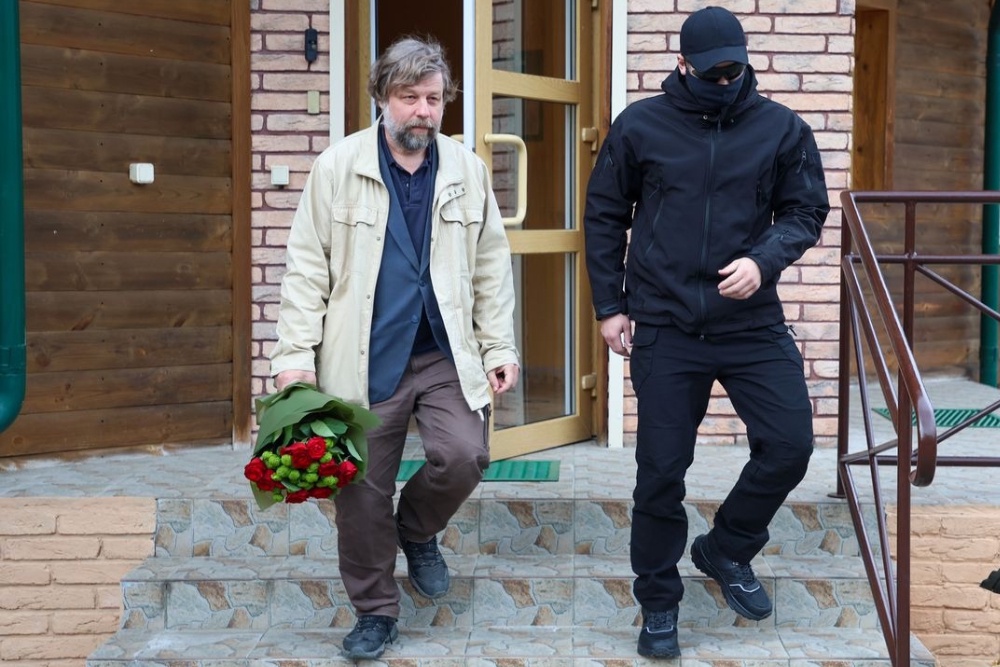 Александра Бутягина встретили представители белорусских спецслужб и затем передали его сотрудникам ФСБ России. 