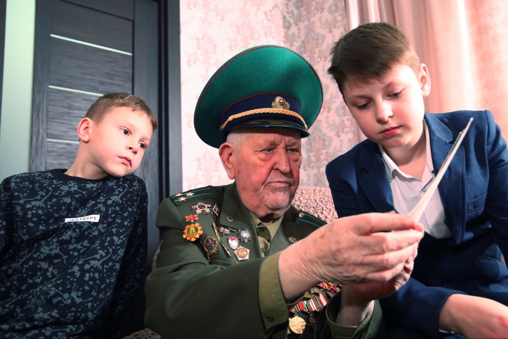 В начале Великой Отечественной войны Василий Давжонак только окончил семь классов школы. Совсем еще ребенок. Пошел  защищать Родину. 