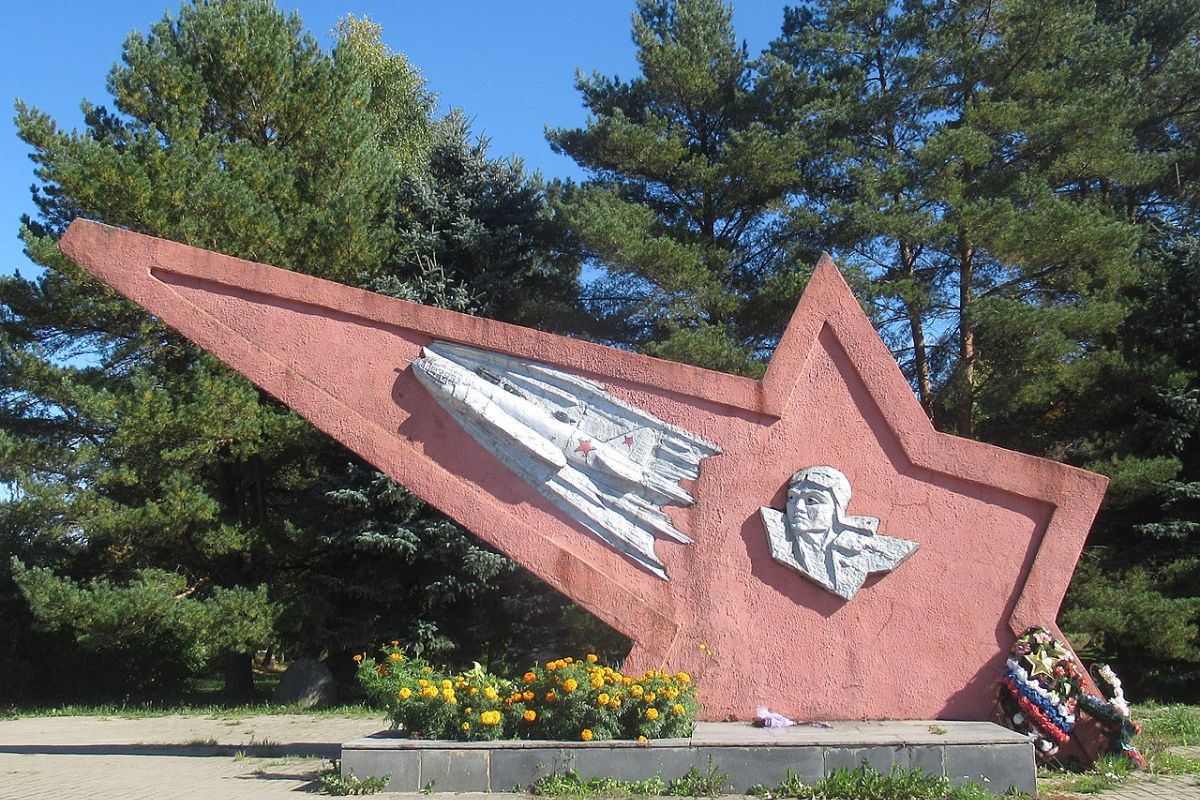 Памятник экипажу Гастелло в Починке, Смоленская область.