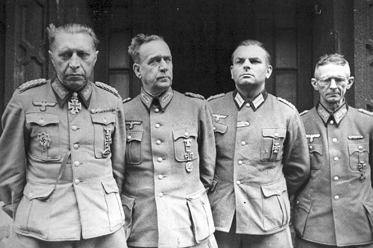О смерти Гитлера главари нацистов сообщили лишь Сталину. Так в завещании распорядился Гитлер. На фото: сдавшийся в плен советским войскам генерал Гельмут Вейдлинг (крайний слева) с офицерами своего штаба.