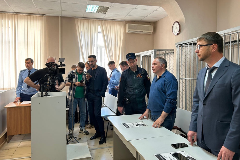 Экс-министр признан виновным в получении взяток в крупном и особо крупном размере. Экс-министр признан виновным в получении взяток в крупном и особо крупном размере.
