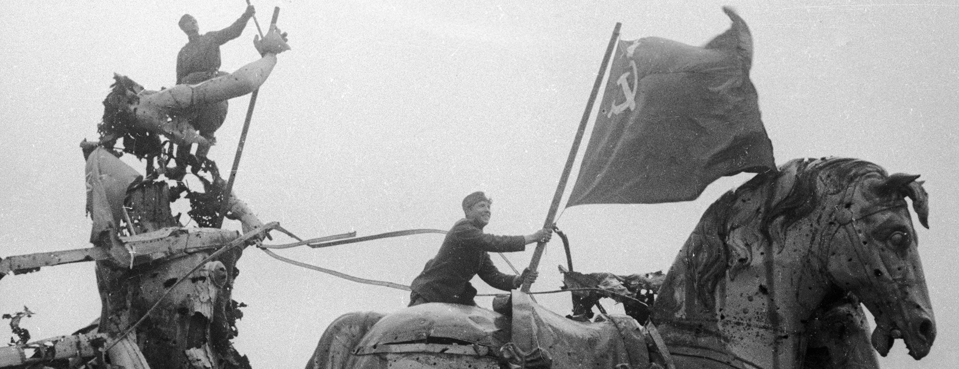 Красноармейцы водружают Красное знамя на квадриге Бранденбургских ворот в поверженном Берлине. Красноармейцы водружают Красное знамя на квадриге Бранденбургских ворот в поверженном Берлине.