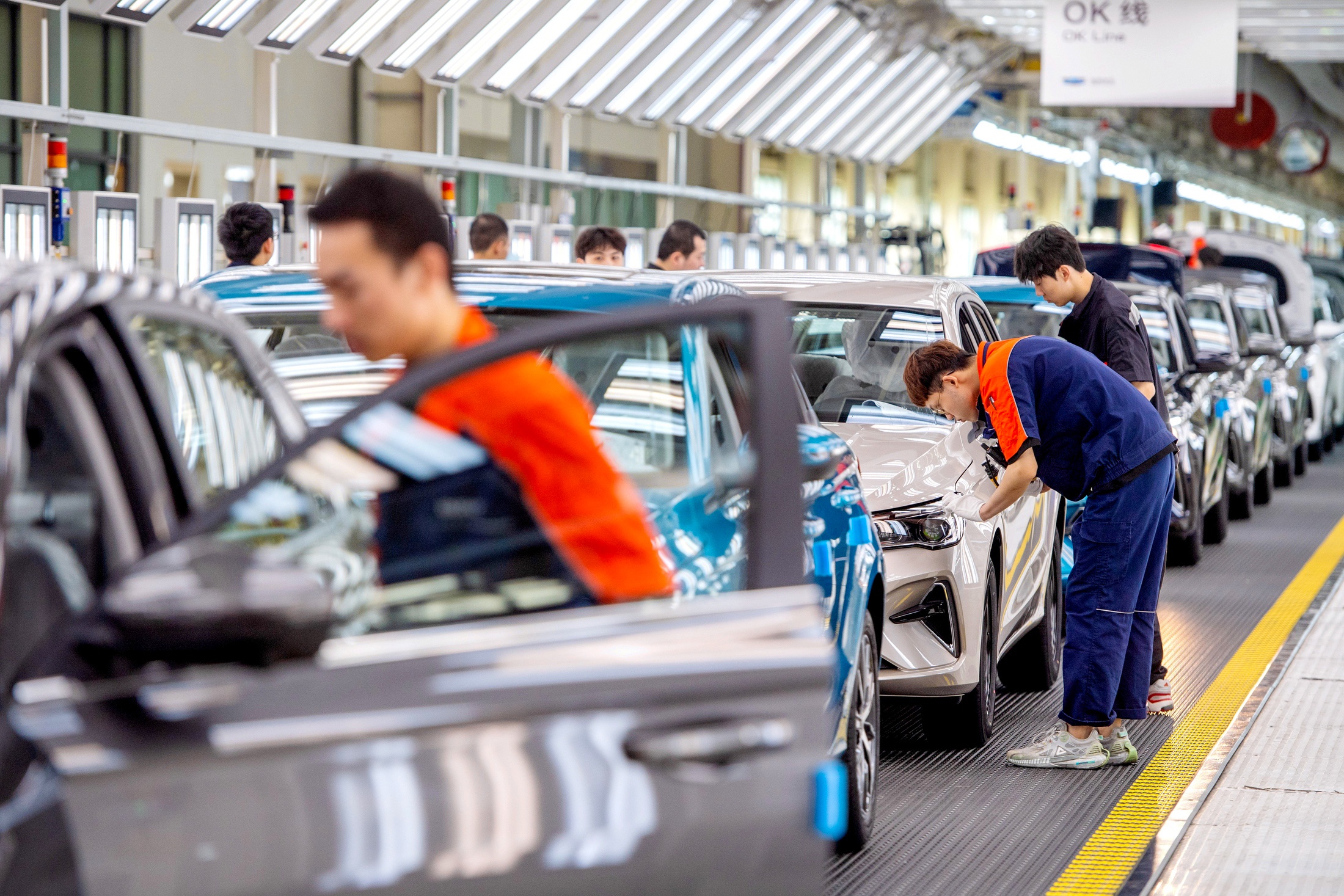 Европейский кризис дошел и до Китая: продажи новых авто резко упали