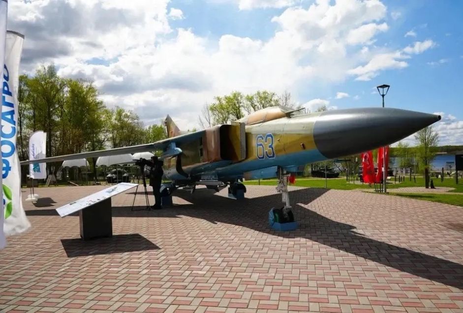 В парке Череповца установили знаменитый истребитель МиГ-23 В парке Череповца установили знаменитый истребитель МиГ-23