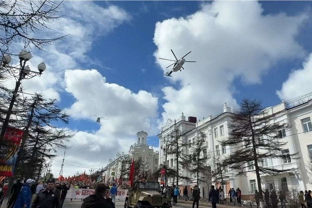 "Косатки" прошли над колонной "Бессмертного полка" в Магадане "Косатки" прошли над колонной "Бессмертного полка" в Магадане
