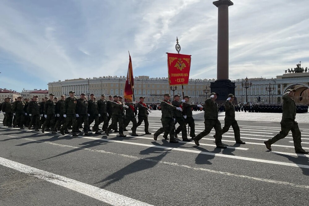 В Петербурге прошел военный парад. В Петербурге прошел военный парад.